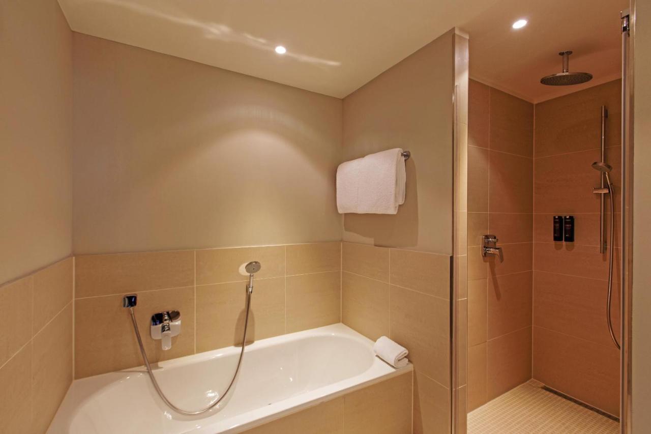 Steigenberger Airport Hotel Berlin Schoenefeld Exterior photo Bathroom